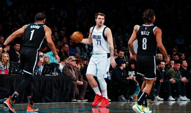 PG电子-NBA-东契奇补时争议三分绝杀勇士,终结对手七连胜登顶西部引热议